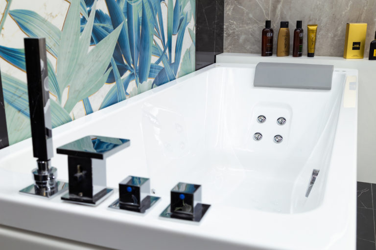 vstroennaya-santehnika-smesitel-na-bort-vannu