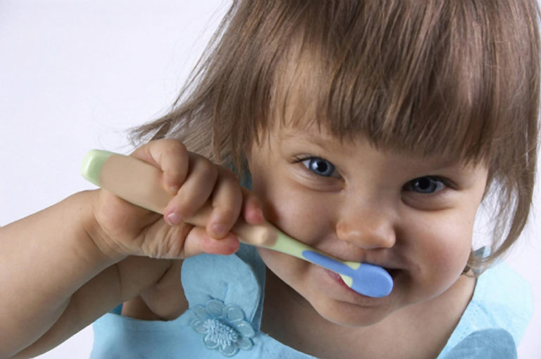 kak-pravilno-detyam-chistit-zuby