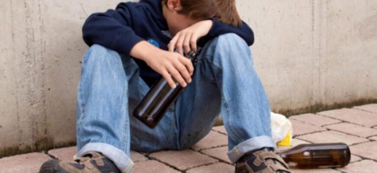 alkoholizm-u-pidlitkiv-870x400